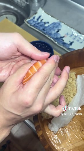 スーパーのサーモンで作るサーモン寿司の握り方