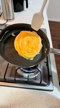 This is how you make fluffy scrambled eggs!! Follow me for more cooking tips. #food #fyp #cooking