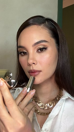 A go-to golden look for the holiday season ✨🐝💛 Just a little side note ☺️ I don’t use any filters in my beauty videos cause skin texture is real and it’s normal? We don’t need another thing for society to tell us to be insecure about. @cetaphilbrighthealthyradiance Toner & Serum @laneige_ph lip balm @fentybeauty pressed powder @makeupbymario neutrals palette Naturactor concealer @anastasiabeverlyhills x @jackieaina palette @hudabeauty mercury retrograde eye palette @romand.ph eye glitter @sola