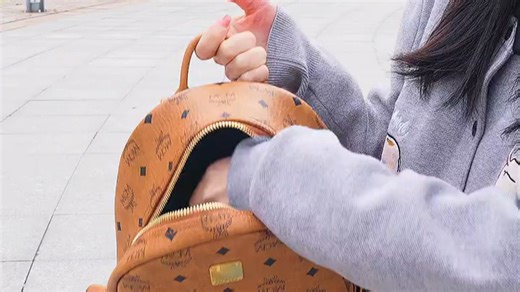 MCM【轻便出行】STARK 小号铆钉双肩包情侣款 干邑色 圣诞礼物