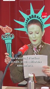 Charline Vanhoenacker est la statue de la Liberté 🗽 Elle a eu du mal à s'asseoir dans le studio puisque ça fait un siècle et demi qu'elle est debout ! En plus, depuis l'élection de Donald Trump, elle a tellement mal au c*l... | France Inter