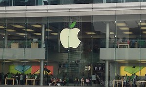 Apple Store logos and employee uniforms go green for Earth Day | AppleInsider