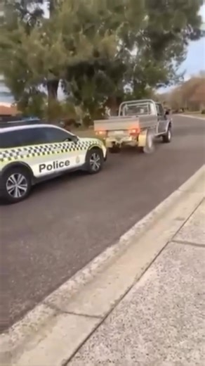 Might've been a slight communication issue here, fellas... 🎥-@landcruiserlovers | Radio Hauraki