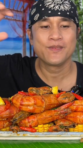 1.5M views · 26K reactions | Kain po tayo ng saucy garlic butter GIANT PRAWN (SUGPO) SUPER SA LAKI AT SARAP #food #eat #mukbang #eating #shrimp #prawn #seafood #garlicbutter | Sino Si Richard | Facebook