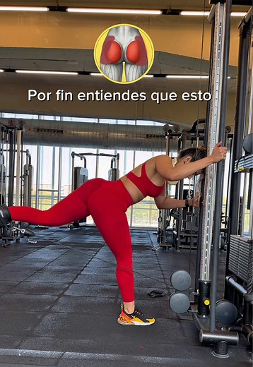 Aunque en ambos casos el protagonista es el glúteo, la trayectoria del movimiento decide qué fibras musculares se llevan la mayor parte del trabajo. ✅ Patada lateral / cruzada: al añadir el componente de abducción (alejar la pierna del eje central), ponemos el foco en el glúteo medio y en las fibras superiores (superficiales) del glúteo mayor. Es el movimiento clave si el objetivo es ganar estabilidad de cadera y trabajar la redondez en la parte alta y lateral. ✅ Patada atrás (extensión de cader