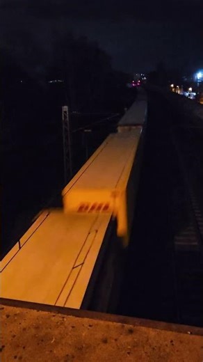 Metrans mit Kisten gen Westen