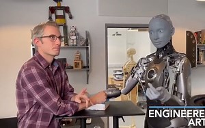 人形机器人正在穿越恐怖谷。以流畅的动作成为热门话题的 Ameca 新增了自动语音功能，通过链接面部表情，现在可以与人进行流畅的对话。嘴巴和面部表情的动作也是实时