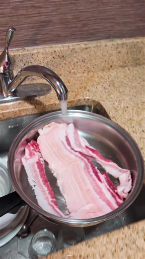 • Renders fat more evenly • Prevents burning • Reduces grease splatter • Cooks bacon more evenly • Keeps bacon flatter (less curling) • Better texture (crispy tender) • Better browning control • Less smoke • Helps thick bacon cook through • More forgiving if you mess up • Cleaner pan • Better pork flavor (no burnt taste) • Cheaper than using oil 💸