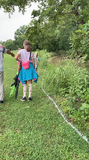 Watch these FJ08 girls as they (not caddies or parents!) work together to figure out where the disc went out of bounds and establish a new lie (and use a marker disc! 🤝). This is the first Major for all four girls and they are doing such a good job learning the rules! 👏 🇺🇸 Keely Bain, 268868 🇺🇸 Jolene Mathis, 287902 🇨🇳 Wanying He, 285794 🇺🇸 Chloe Schoffstall, 257377 #discgolf #2024JuniorWorlds #PDGAWorlds | Professional Disc Golf Association