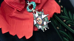Le "héros au sac à dos", Arman Soldin, le patron de Total… Qui sont les nouveaux décorés de la Légion d'honneur ?