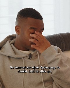 Youssoufa Moukoko ist eines der größten Talente im deutschen Profifußball. Er wuchs in Kameruns Hauptstadt Yaoundé als „Straßenfußballer“ auf und kam 2014 mit 9 Jahren nach Deutschland. Seine Fußball Karriere startete er bei St. Pauli, bevor Youssoufa 2016 in den Nachwuchsbereich des BVB wechselte. Seitdem dominierte er die Altersklassen, durchlief alle U-Nationalmannschaften, machte Europa auf sich aufmerksam und debütierte am 21. November 2020 in Berlin als jüngster Spieler mit 16 Jahren und e