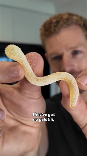 Make your own sour gummy worms 🐛🤤 Link to the how-to video is in the comments - it's a free post anyone can watch :) #sourgummyworms #veganfood #sourlollies | The Kiwi Grower