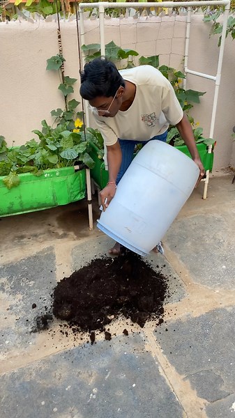 Simple way of doing composting at home 🏠 .