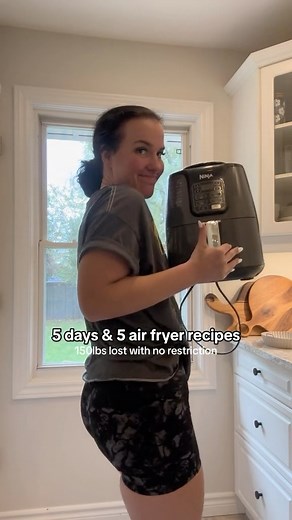 Day 2 of 5 days of air fryer recipes! Today is PB Banana Roll Ups and OMG I’m making these for right when I walk off stage after my show LOL Whole wheat tortillas PB (I used powdered) Honey Banana Chocolate drizzle (optional) Enjoy! | Emma Gets Fit