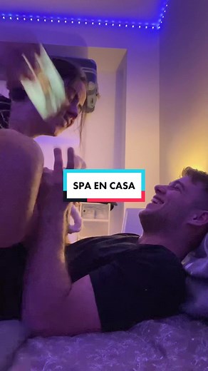 Rutina de limpieza facial en pareja en casa