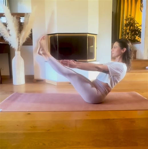 ✨ Navasana ✨ La Posture du Bateau À sa simple vision, nos abdos frémissent ! Navasana n’est pas toujours la posture préférée des yogis, tant elle sollicite les muscles et l’équilibre. ✨ Les bienfaits : • Renforce les abdos profonds, dos et fléchisseurs de hanche • Stimule l’équilibre, la concentration et la@respiration • Dynamise le corps et apporte un sentiment de centrage intérieur Sa principale difficulté, même avec les nombreuses adaptations possibles, est de garder le dos bien droit et led 