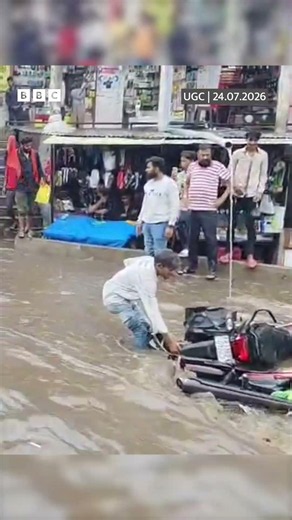 અંબાજીમાં ભારે વરસાદ, એક પછી એક બાઇક પાણીમાં તણાયાં