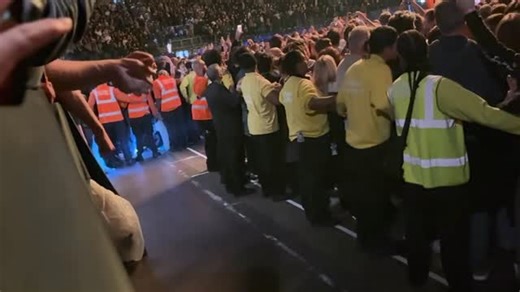 @radiohead dejando el escenario en la O2 Arena en Londres 🇬🇧 (24.11.2025) @eobofficial saludando a todos ♥️ 📸 u/thorinlin #radiohead #radioheadlive | Radiohead Latin America