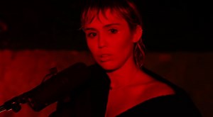Miley Cyrus Covers Pink Floyd’s ‘Wish You Were Here’ on ‘Saturday Night Live’ – Watch!