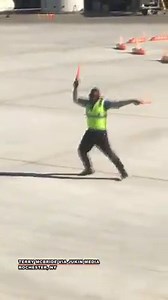 This airport worker boogieing down the tarmac is the best thing you'll see all day! Kyran Ashford says he tries to give at least one passenger “30 seconds of positive vibes” before they get on their plane. ❤️ STORY: http://bit.ly/2yNNqg6 | FOX 13 News - Tampa Bay
