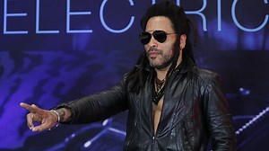 Con pantalones de cuero y lentes de sol: El video viral de Lenny Kravitz haciendo abdominales y levantando pesas en el gimnasio