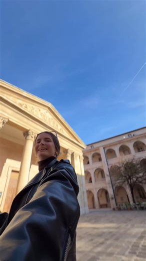 Les cachotteries de Marseille on Instagram: "La Vieille Charité : le joyau du Panier ⛪✨ Au cœur du plus vieux quartier de Marseille, la Vieille Charité est un monument unique : un ancien hospice du XVIIᵉ siècle transformé en véritable havre culturel. Sa cour majestueuse, sa chapelle à dôme ovale et ses arcades en pierre rose créent une atmosphère presque méditative 🤩 Aujourd’hui, on y trouve musées, expos, ateliers et une énergie créative qui fait vibrer tout le Panier. Un lieu chargé d’histoir