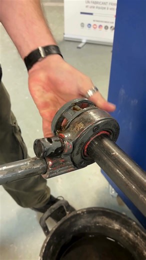 Comment réaliser un filetage parfait sur tube acier ? Notre conseiller technique Olivier vous montre la méthode étape par étape dans notre vidéo 👇 Pour un travail fluide, précis et sans effort, il utilise notre HUILE DE COUPE ENTIERE GEB : ✅ Lubrifie efficacement pendant l’usinage ✅ Protège vos outils de l’usure ✅ Facilite l’évacuation des copeaux Un indispensable pour tous vos travaux de filetage et d’usinage sur acier ou inox. 💪🏼 #plomberie #sanitaire #chauffage #plombier #bricolagemaison |