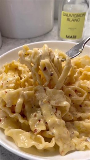 Creamy garlic lemon pasta paired w/ @Maie Wines sauvignon blanc 🍋 Use code “britscookin” to receive 20% off your first order! #MaieMoments #AD21 #pastatiktok #easyrecipe #lemonpasta