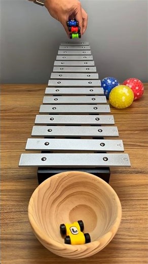 Metal key melodies-Ball droping on the xylophone