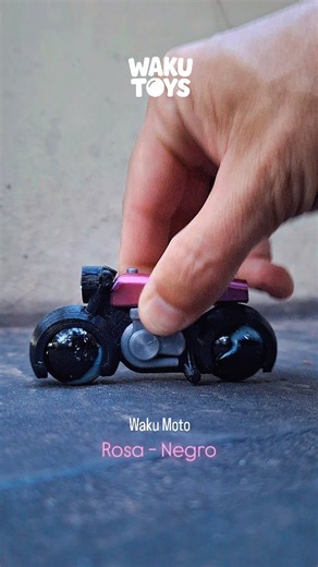 Waku Toys 3D on Instagram: "Feliz 2026! Hoy les mostramos esta moto bochon ROSA NEGRO. Un color único que encima trae bochones negros marmolados. Solo 5 unidades hasta agotar stock #canicas #moto #wakutoys3d #motorcycle #motorbike https://wakutoys3d.empretienda.com.ar/"