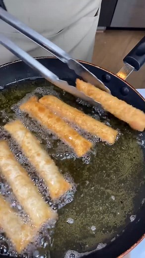 KIT KAT FRIES 🍫 Kit Kat’s Egg Roll Wrappers Egg Sugar Caramel Sauce Vegetable Oil (For Frying) Beat egg to prepare egg wash and place single kit kat inside, diagonally. Roll it up, adding egg wash to the edges of the wrapper as you roll. Trim and seal edges. Heat oil to 350º and fry kit kat fries briefly until golden. Drain on a paper towel and sprinkle with sugar. Serve with caramel dipping sauce. Enjoy! (User Submitted by Genevieve Andrews) | Definitely Not Gourmet