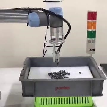 Bin Picking M4 Screws Using AI + UR5 Cobot | AccuPick