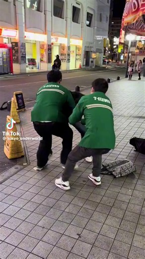 @hokkori_nekko 移民問題とは真逆‼️セブンイレブン新宿東宝ビル店で働いている外国人(恐らくミャンマー人かモンゴル系ネパール人)の店員さんですね❗️日本人の万引きを捕まえるとは、勇敢で正義感の強い人達ですね❗️