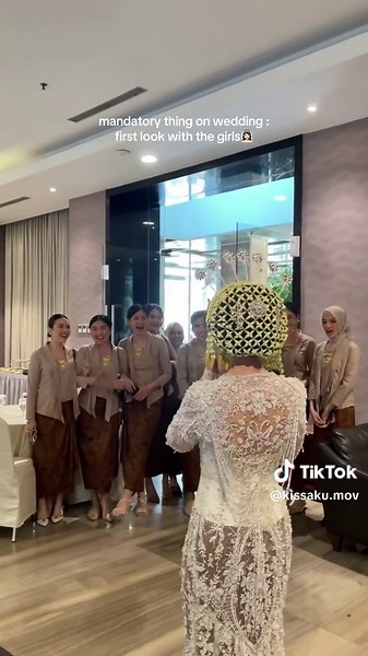 because before you found your soulmate, you had your girls🥹🤍 #firstlookwithbride #firstlookbridesmaid #eventcontentcreator #weddingcontentcreator #jabodetabek #fyp