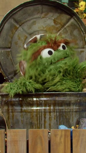 Do you think Oscar secretly loves 90's love ballads? #OscartheGrouch #SesameStreet #FelixtheChicken #WhatAreYouListeningTo #NowPlaying