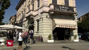 #Voghera, la morte di un cittadino marocchino, ucciso, dopo una lite violenta, da un colpo di pistola esploso da Massimo Adriatici, assessore leghista alla sicurezza del comune lombardo, ora agli arresti domiciliari ha dichiarato che il colpo sarebbe partito per errore | Tg2