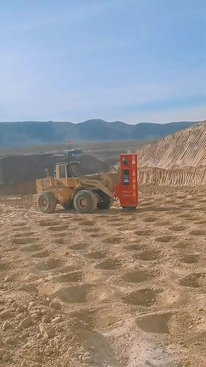 Transform your excavation projects with our heavy-duty hammer attachment, delivering rapid impact compaction for solid soil and road base stability #soilcompaction #fyp #kuwait🇰🇼 #compaction