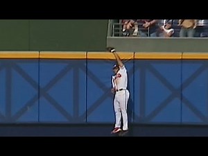 2002NLDS Gm1: A. Jones robs Bonds of home run in 4th