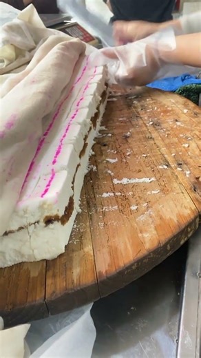 cutting techniques from cake sellers. #shorts