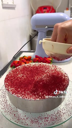 Torta de Morango Cremosa — Receita fácil de sobremesa com morango