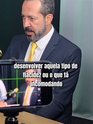 #Repost @dr.renatomello ... Muita gente acredita que a cirurgia das pálpebras só deve ser feita após os 40 anos. Mas a verdade é que não é a idade que define o momento certo, é o incômodo. Algumas pessoas, aos 35 ou 36 anos, já apresentam excesso de pele, bolsas de gordura ou sensação de olhar cansado, pesado e até dificuldade visual. Outras só vão sentir isso mais tarde. Cada rosto tem um tempo diferente. O ponto mais importante é entender que a blefaroplastia não é apenas estética. Ela pode me