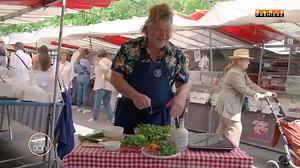 Au pied de la Tour Montparnasse, Antony fait un tour au marché Edgar Quinet pour nous concocter une recette dont il a le secret : une salade d’haricots verts et abricots accompagné de son onglet de veau. 📍Marché Edgar Quinet, Boulevard Edgar Quinet, 75014 Paris | Très Très Bon