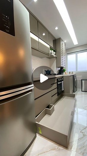 Vanessa Sales | HOME & DECOR on Instagram: "DICA DE OURO para você!!! 😉 Quer ter mais espaço de armário na cozinha? ❌ Não faça rodabase ✅ Faça um gavetão Você aproveita o espaço que seria perdido com algo super útil, com um gavetão que pode guardar várias coisas. Obs: faça recuo no gavetão, para colocar o pés quando estiver na pia. Gostou da dica? Curte e marca @ que precisa saber!!! #dicadodia #dicadonadecasa #dicadolar #dicas #armariosplanejados #armariodecozinha #gavetão #antesedepois #explo