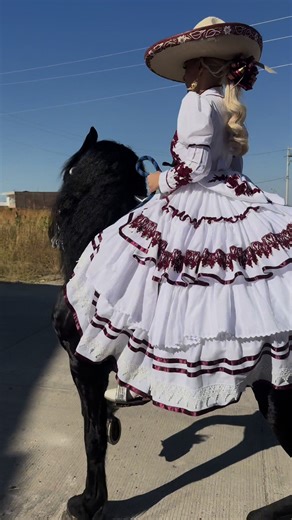 POV: Cabalgando con el amor de mi vida por mi pueblo querido Cañadas de Obregón Jalisco, rumbo a nuestra tornaboda. 🤍✨ Un momento lleno de orgullo, amor y recuerdos… aquí empezó mi historia y ahora estamos escribiendo nuestro para siempre!!! 💍 #bodasmexico #losaltosdejalisco #tornaboda #NuestroParaSiempre #viral