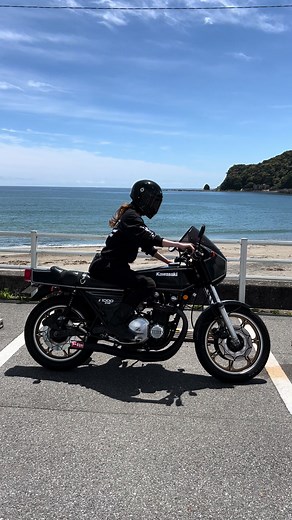 Experience the Thunderous Roar of the Kawasaki Z1R