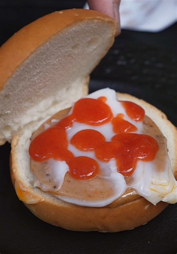 Bánh Hamburger Ăn Liền: Đánh Giá Hương Vị và Tiện Lợi