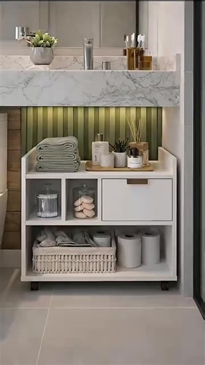 San | Achadinhos da San 🙇‍♀️ on Instagram: "Gabinete Armário para Banheiro Luck com Rodízio – Organização com Praticidade! ✨ Chega de bagunça no banheiro! O Gabinete Luck com rodízio é perfeito para manter tudo organizado sem ocupar muito espaço. 🚿 Compacto e funcional – ideal para banheiros pequenos 🧴 Ótimo espaço interno – organiza toalhas, produtos de higiene e limpeza 🔄 Com rodízios – fácil de mover para limpar ou reposicionar 💬Comente QUERO para receber o Link. O link também estará nos