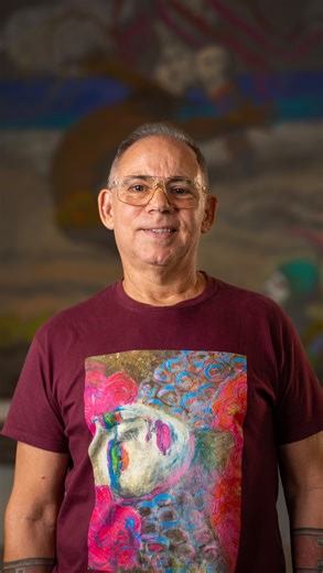 Conoce a Carlos Cancio, otro gran artista puertorriqueño que con su arte embellece alguno de los rincones del hotel. Quédate hasta el final, para conocer la técnica que utilizó para realizar “La Vida en el Caribe es un Carnaval de Colores Exóticos”. #ElConquistadorResort #CarlosCancio #Art #HotelArt | El Conquistador Resort