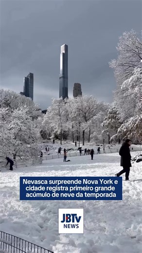 Jornal dos Bairros on Instagram: "A cidade de Nova York amanheceu coberta de branco neste domingo (14) com a primeira nevasca significativa da temporada de inverno. A queda de neve foi registrada em áreas dos cinco distritos, alterando a rotina de moradores e turistas logo nas primeiras horas do dia. De acordo com o Serviço Nacional de Meteorologia dos Estados Unidos (NWS), o maior acúmulo foi observado no bairro de Dongan Hills, em Staten Island, onde a neve ultrapassou os 12 centímetros por vo