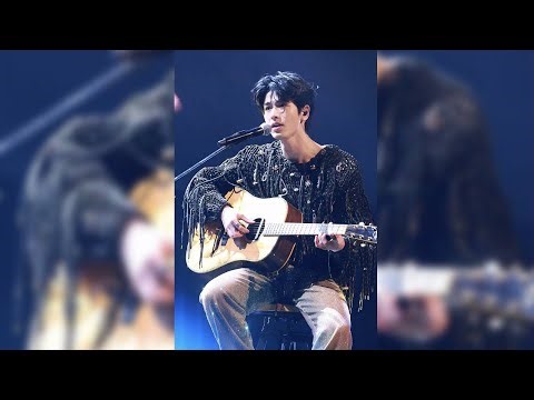 Zhang Linghe fancam singing "I'm Really Hurt" with Zhou Chuanxiong for DragonTV's nye gala